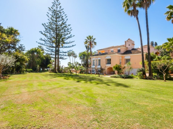 For sale 🌟 ELEGANT 10 Bedrooms BEACHFRONT MANSION WITH GUEST ACCOMMODATION ON THE NEW GOLDEN MILE 🌴