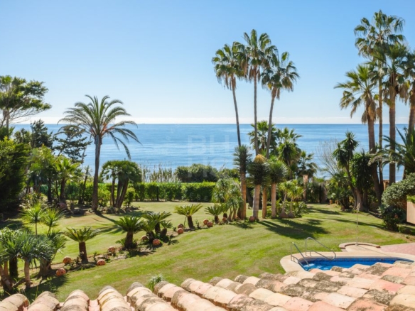 For sale 🌟 ELEGANT 10 Bedrooms BEACHFRONT MANSION WITH GUEST ACCOMMODATION ON THE NEW GOLDEN MILE 🌴