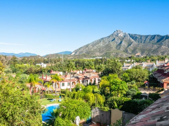 For Sale 🏡 Marbella Golden Mile, Marbella 🌅 South-west facing townhouse within walking distance to Puente Romano and the beach