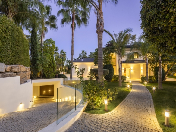 RESERVED 🏡 | Turnkey Villa in Nueva Andalucía ✨ | Garage for 10 Cars 🚗🚗🚗