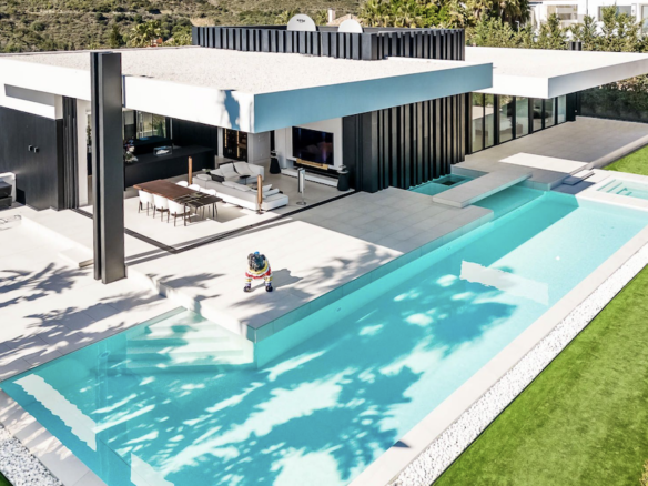 🏡✨ Exquisite frontline golf property with stunning views & high-end features in La Alqueria, Benahavis! 💼💫