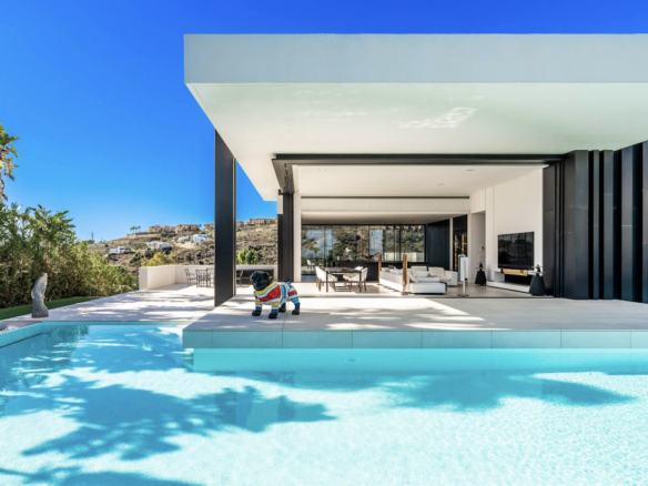🏡✨ Exquisite frontline golf property with stunning views & high-end features in La Alqueria, Benahavis! 💼💫