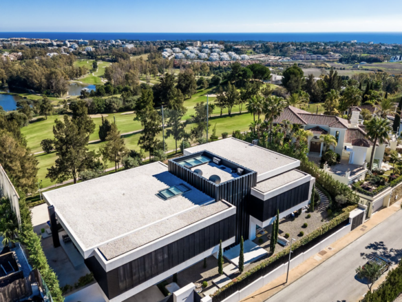 🏡✨ Exquisite frontline golf property with stunning views & high-end features in La Alqueria, Benahavis! 💼💫
