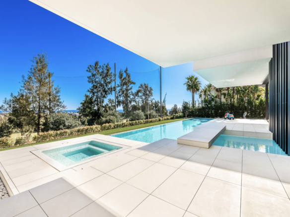 🏡✨ Exquisite frontline golf property with stunning views & high-end features in La Alqueria, Benahavis! 💼💫