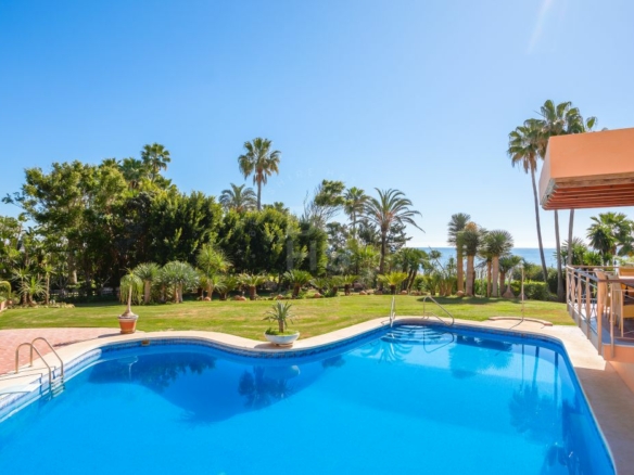 For sale 🌟 ELEGANT 10 Bedrooms BEACHFRONT MANSION WITH GUEST ACCOMMODATION ON THE NEW GOLDEN MILE 🌴