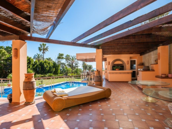 For sale 🌟 ELEGANT 10 Bedrooms BEACHFRONT MANSION WITH GUEST ACCOMMODATION ON THE NEW GOLDEN MILE 🌴