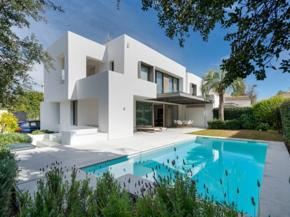 For Rent – Golden Mile – Modern 4 Bedrooms Villa – Near Beach & Marbella Town
