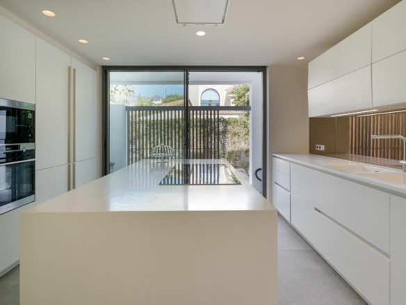 For Rent – Golden Mile – Modern 4 Bedrooms Villa – Near Beach & Marbella Town