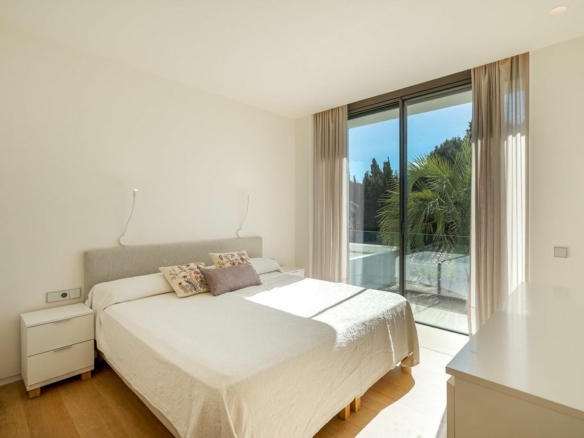For Rent – Golden Mile – Modern 4 Bedrooms Villa – Near Beach & Marbella Town