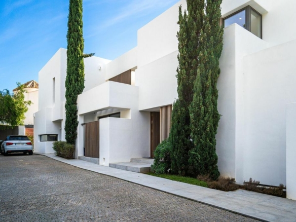 For Rent – Golden Mile – Modern 4 Bedrooms Villa – Near Beach & Marbella Town