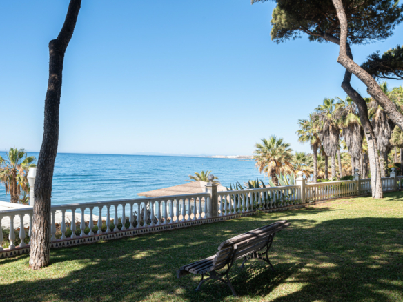 For Rent –  Luxurious Penthouse in Alhambra del Mar ✨🌴 3 Bedrooms – Walk to Beach & Marbella Town