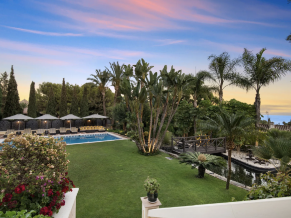 For Sale 🌟 Exclusive Classic Villa in Sierra Blanca 🏰 4089m2  Sea View Plot