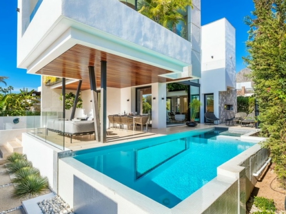  Modern Villa for Sale & Rent in Casablanca, Marbella Golden Mile. Walk to Beach