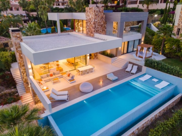 🌟 Magnificent Modern Villa for Sale in Nueva Andalucia 🌟 Sea Views