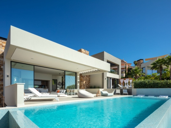 🌟 Magnificent Modern Villa for Sale in Nueva Andalucia 🌟 Sea Views