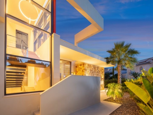 🌟 Magnificent Modern Villa for Sale in Nueva Andalucia 🌟 Sea Views