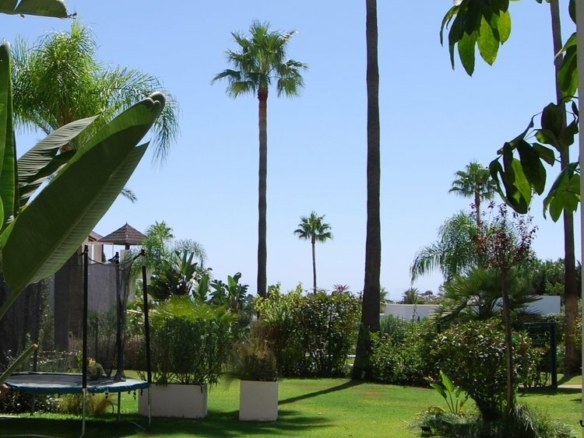 Mirador del Paraíso 5 Bedrooms Apartment for Sale: Gated community