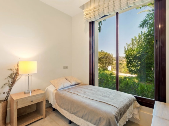 Mirador del Paraíso 5 Bedrooms Apartment for Sale: Gated community