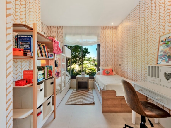 Mirador del Paraíso 5 Bedrooms Apartment for Sale: Gated community