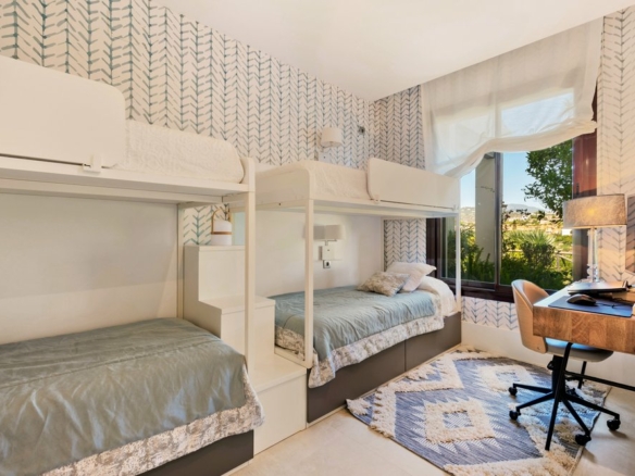 Mirador del Paraíso 5 Bedrooms Apartment for Sale: Gated community