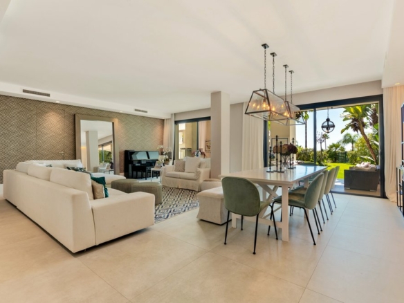 Mirador del Paraíso 5 Bedrooms Apartment for Sale: Gated community