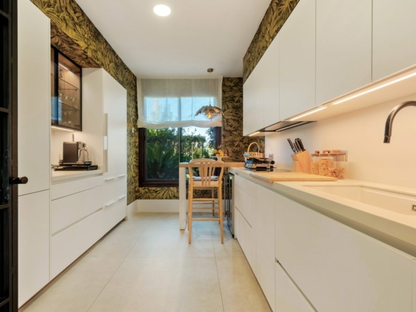 Mirador del Paraíso 5 Bedrooms Apartment for Sale: Gated community