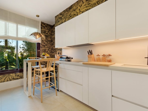 Mirador del Paraíso 5 Bedrooms Apartment for Sale: Gated community