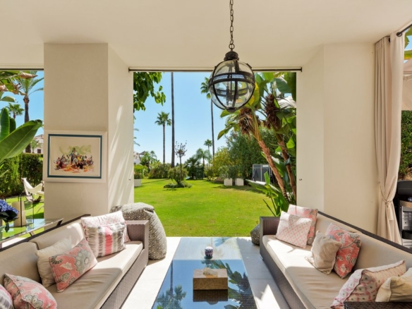 Mirador del Paraíso 5 Bedrooms Apartment for Sale: Gated community