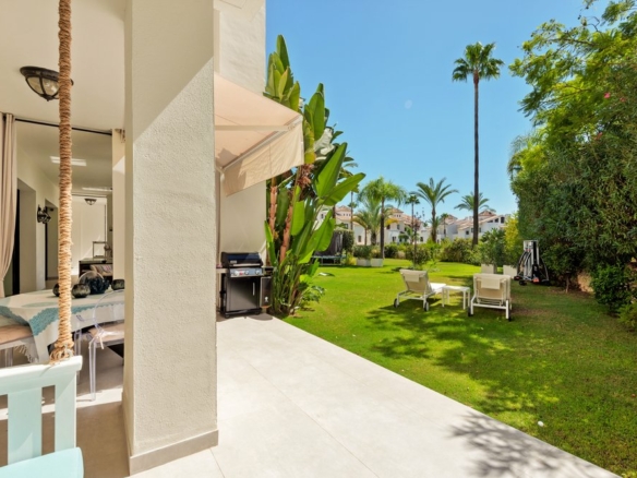 Mirador del Paraíso 5 Bedrooms Apartment for Sale: Gated community