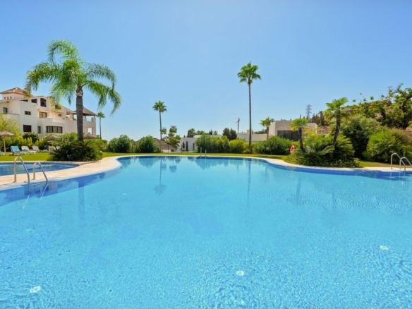Mirador del Paraíso 5 Bedrooms Apartment for Sale: Gated community