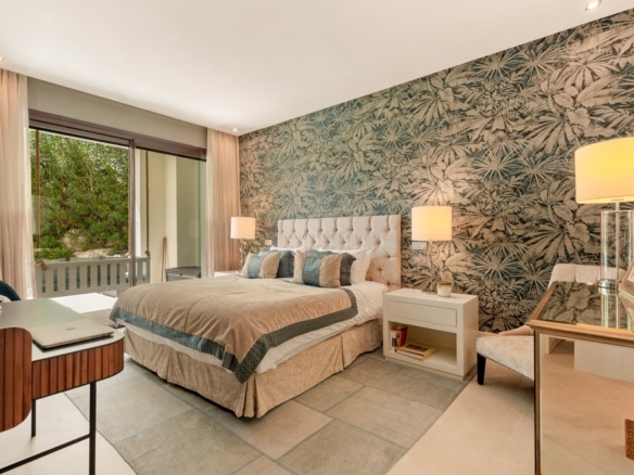 Mirador del Paraíso 5 Bedrooms Apartment for Sale: Gated community