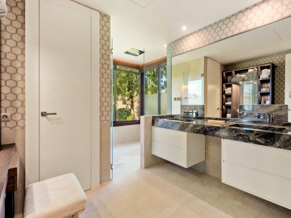 Mirador del Paraíso 5 Bedrooms Apartment for Sale: Gated community