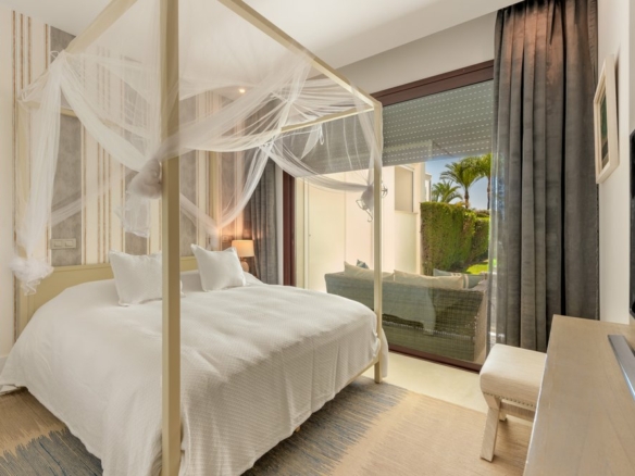 Mirador del Paraíso 5 Bedrooms Apartment for Sale: Gated community