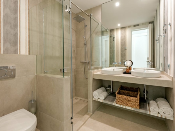 Mirador del Paraíso 5 Bedrooms Apartment for Sale: Gated community