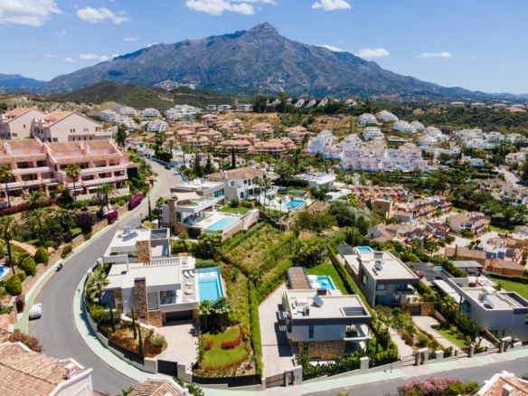 🌟 Magnificent Modern Villa for Sale in Nueva Andalucia 🌟 Sea Views