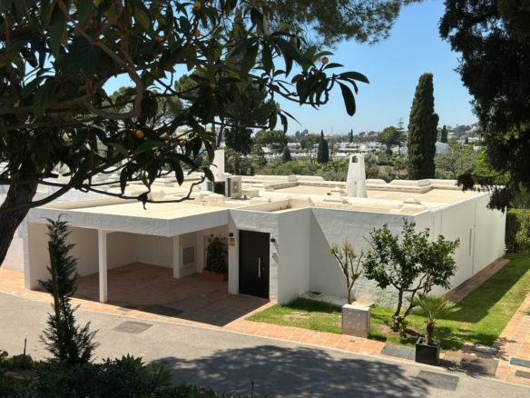 For sale – Nueva Andalucia –  Nice 3B Bungalow – Gated  -1st Line Golf