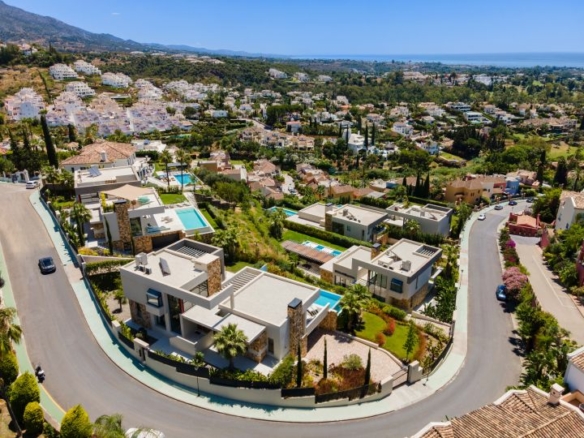 🌟 Magnificent Modern Villa for Sale in Nueva Andalucia 🌟 Sea Views