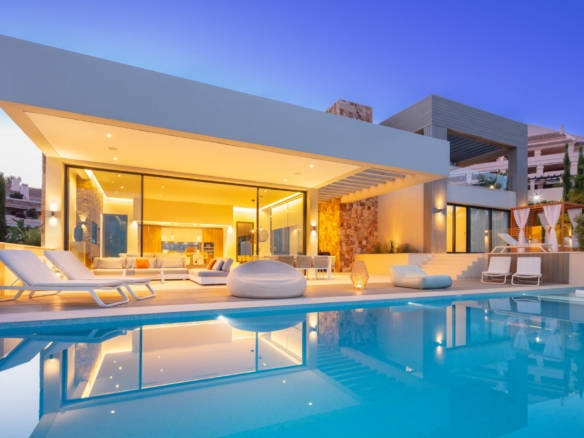 🌟 Magnificent Modern Villa for Sale in Nueva Andalucia 🌟 Sea Views