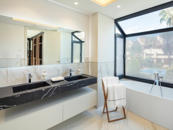 🌟 Magnificent Modern Villa for Sale in Nueva Andalucia 🌟 Sea Views