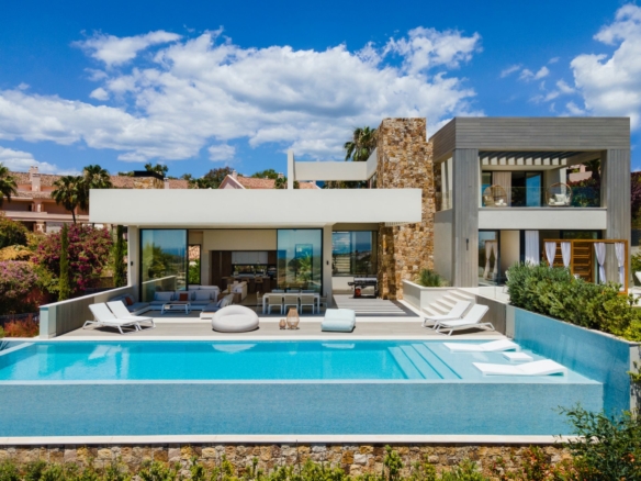 🌟 Magnificent Modern Villa for Sale in Nueva Andalucia 🌟 Sea Views