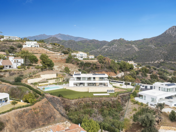 For sale – Monte Mayor – 7B Villa – Gated -Sea views