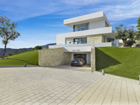 For sale – Monte Mayor – 7B Villa – Gated -Sea views