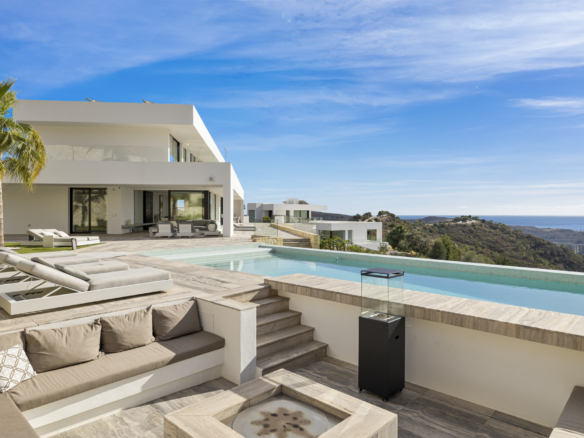 For sale – Monte Mayor – 7B Villa – Gated -Sea views