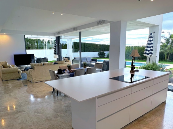 Short – Long term Rental 🌟 Modern Villa Near All Facilities and Beach – New Golden Mile 🌟 (Estepona)