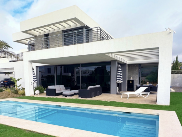 Short – Long term Rental 🌟 Modern Villa Near All Facilities and Beach – New Golden Mile 🌟 (Estepona)