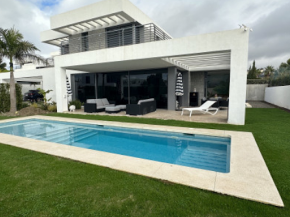 Short – Long term Rental 🌟 Modern Villa Near All Facilities and Beach – New Golden Mile 🌟 (Estepona)