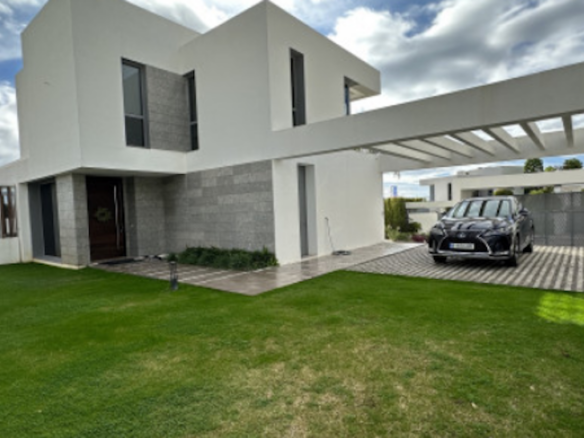 Short – Long term Rental 🌟 Modern Villa Near All Facilities and Beach – New Golden Mile 🌟 (Estepona)