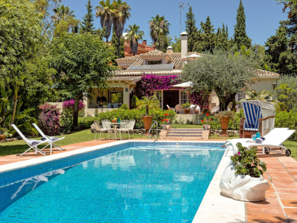 For Sale – VILLA · SAN PEDRO DE ALCÁNTARA – Large Garden – To Reform