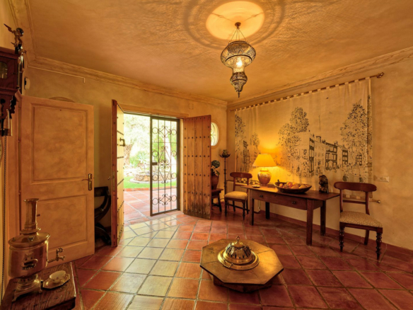 For Sale – VILLA · SAN PEDRO DE ALCÁNTARA – Large Garden – To Reform