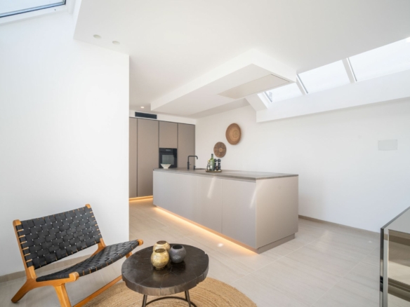 FOR SALE STUNNING TOWNHOUSE WITH INCREDIBLE MOUNTAIN & SEA VIEWS